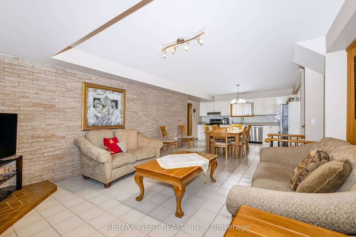 254 Maple Leaf Drive, Toronto, ON M6L 1P1