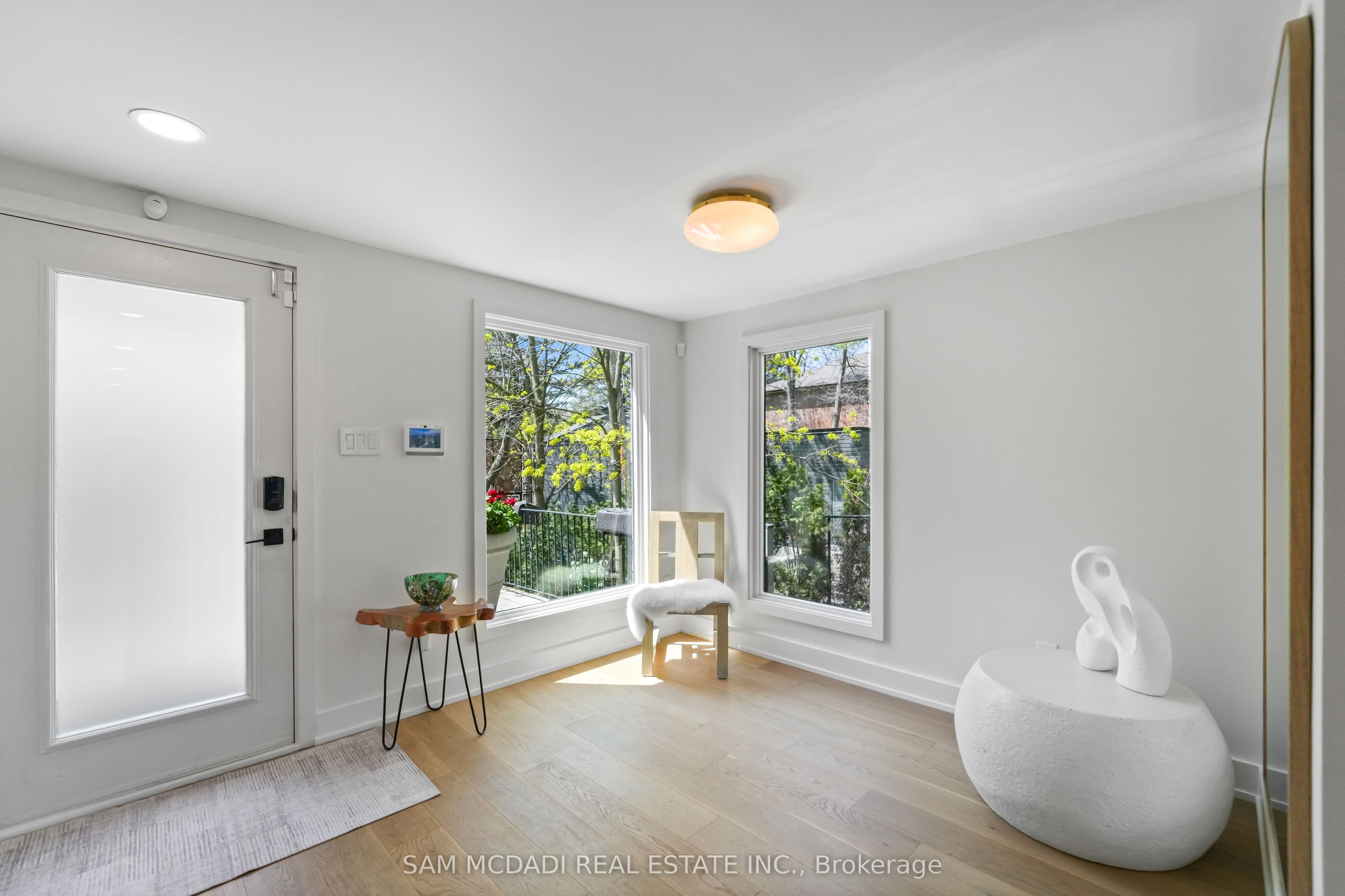 1273 Queen Victoria Avenue, Mississauga, ON L5H 3H2