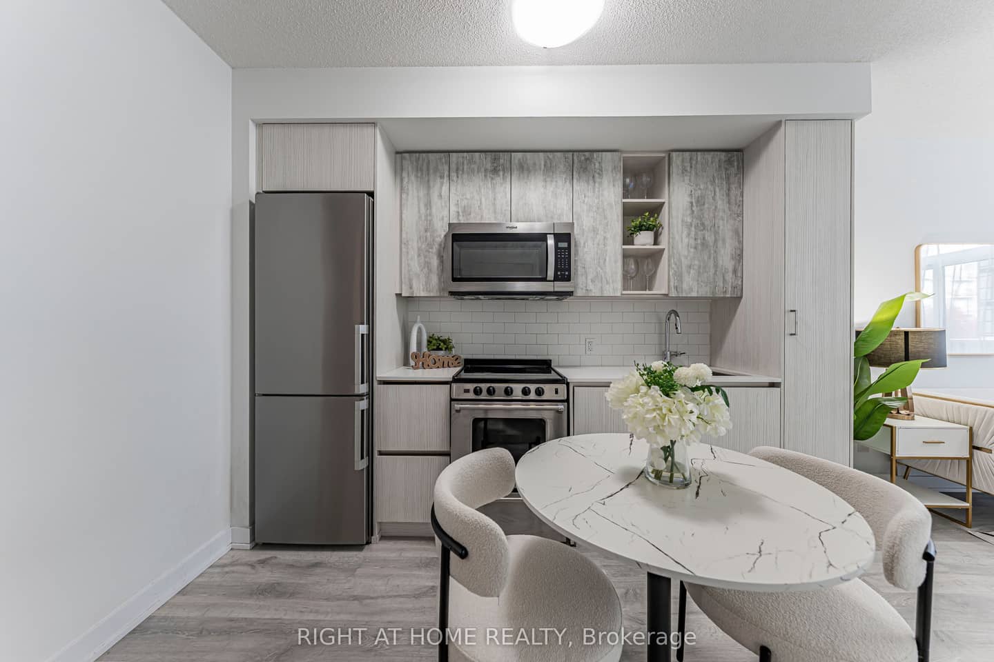 251 Manitoba Street 402, Toronto, ON M8Y 0C7