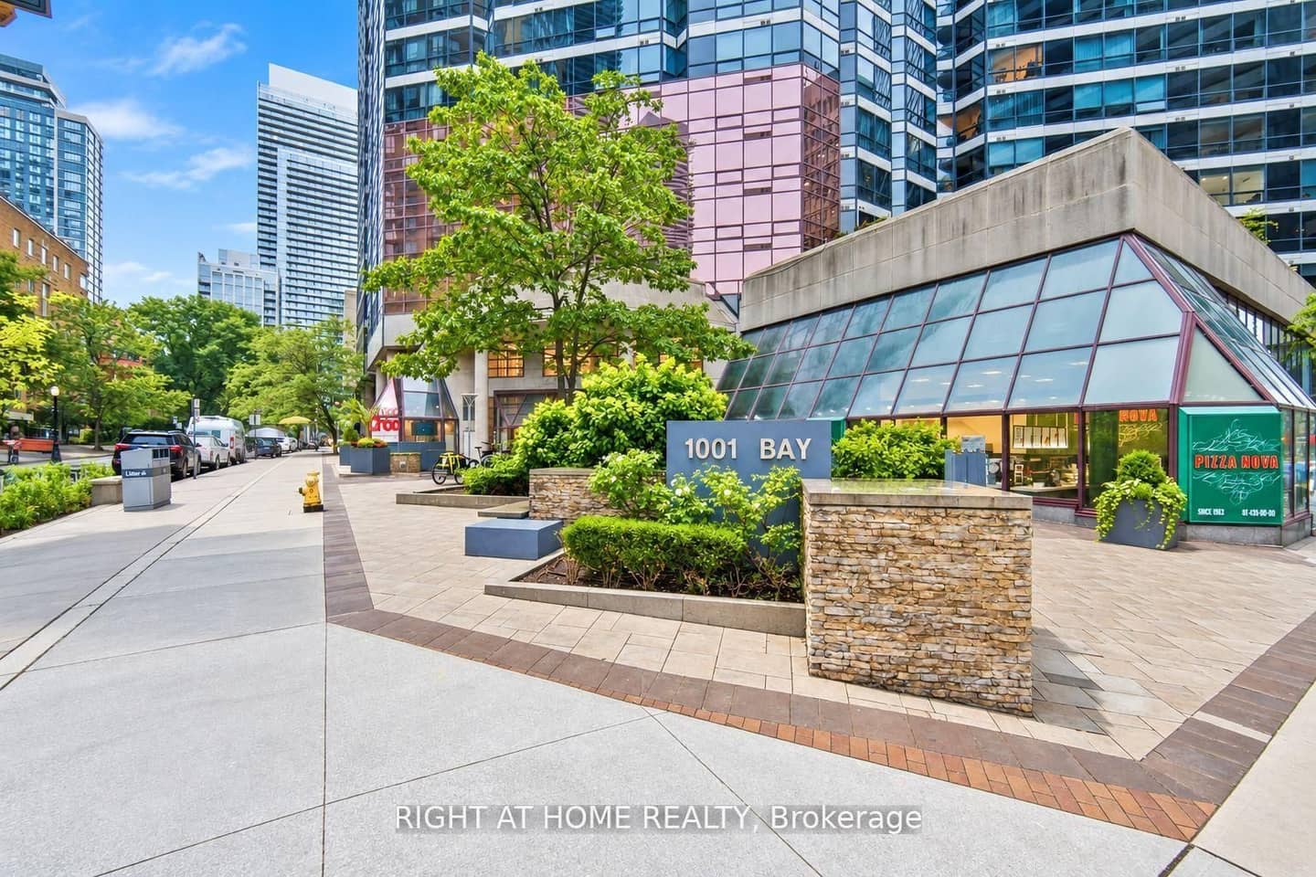 1001 Bay Street 2111, Toronto, ON M5S 3A6