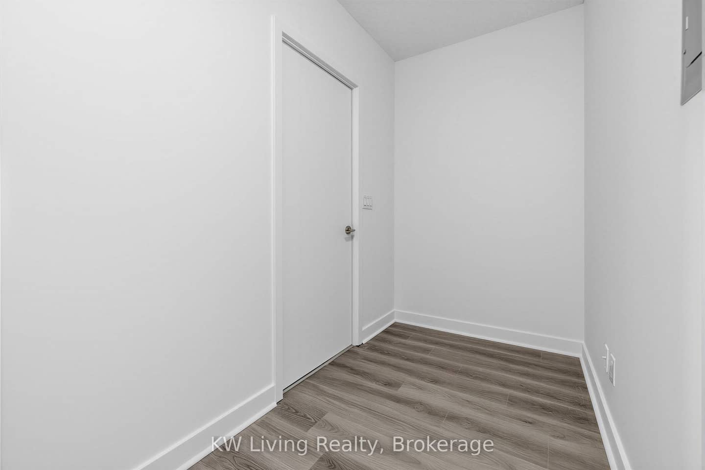 120 Dallimore Circle 819, Toronto, ON M3C 4J1