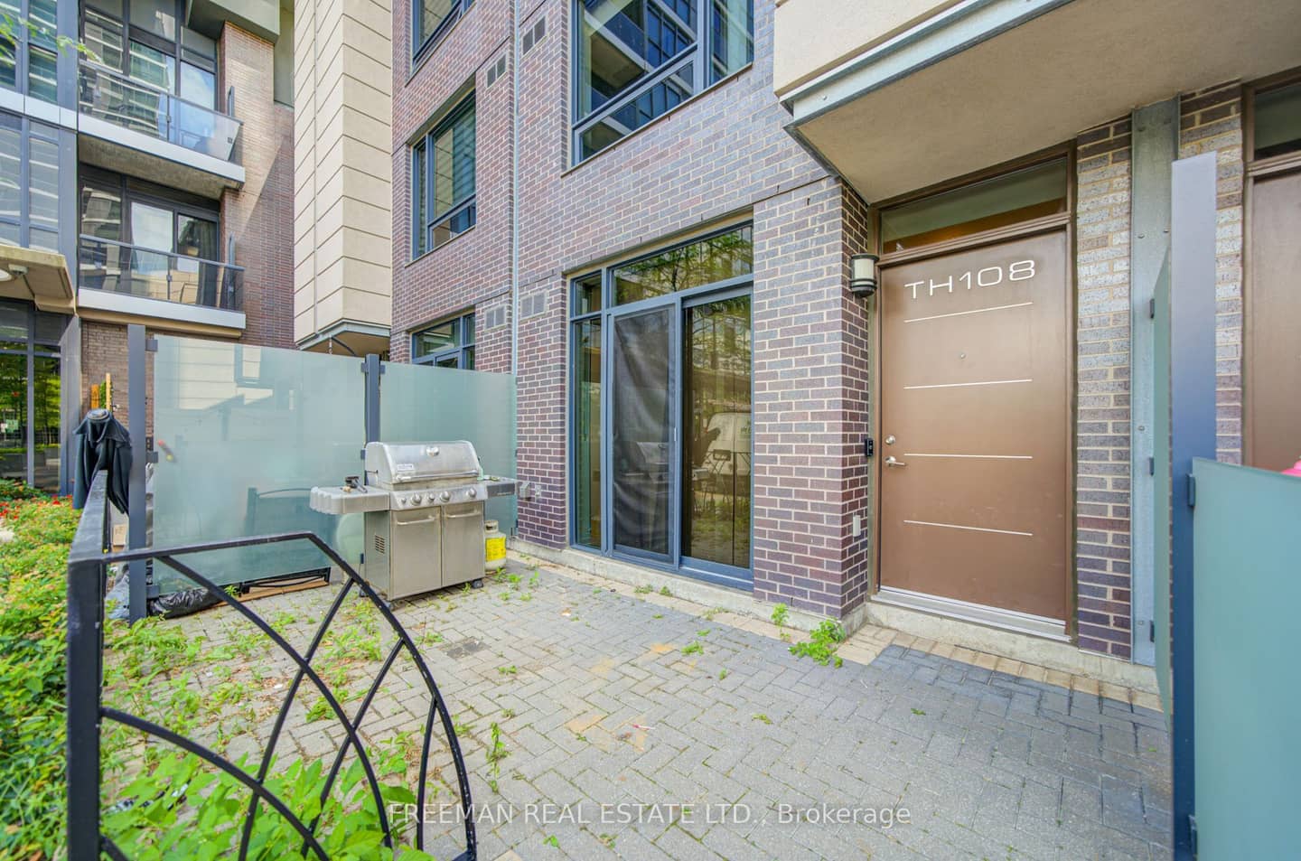 5 Valhalla Inn Road TH108, Toronto, ON M9B 0B1