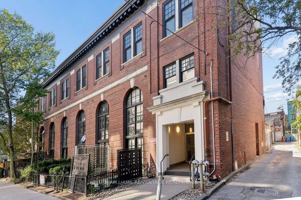 394 Euclid Avenue 201, Toronto, ON M6G 2S9