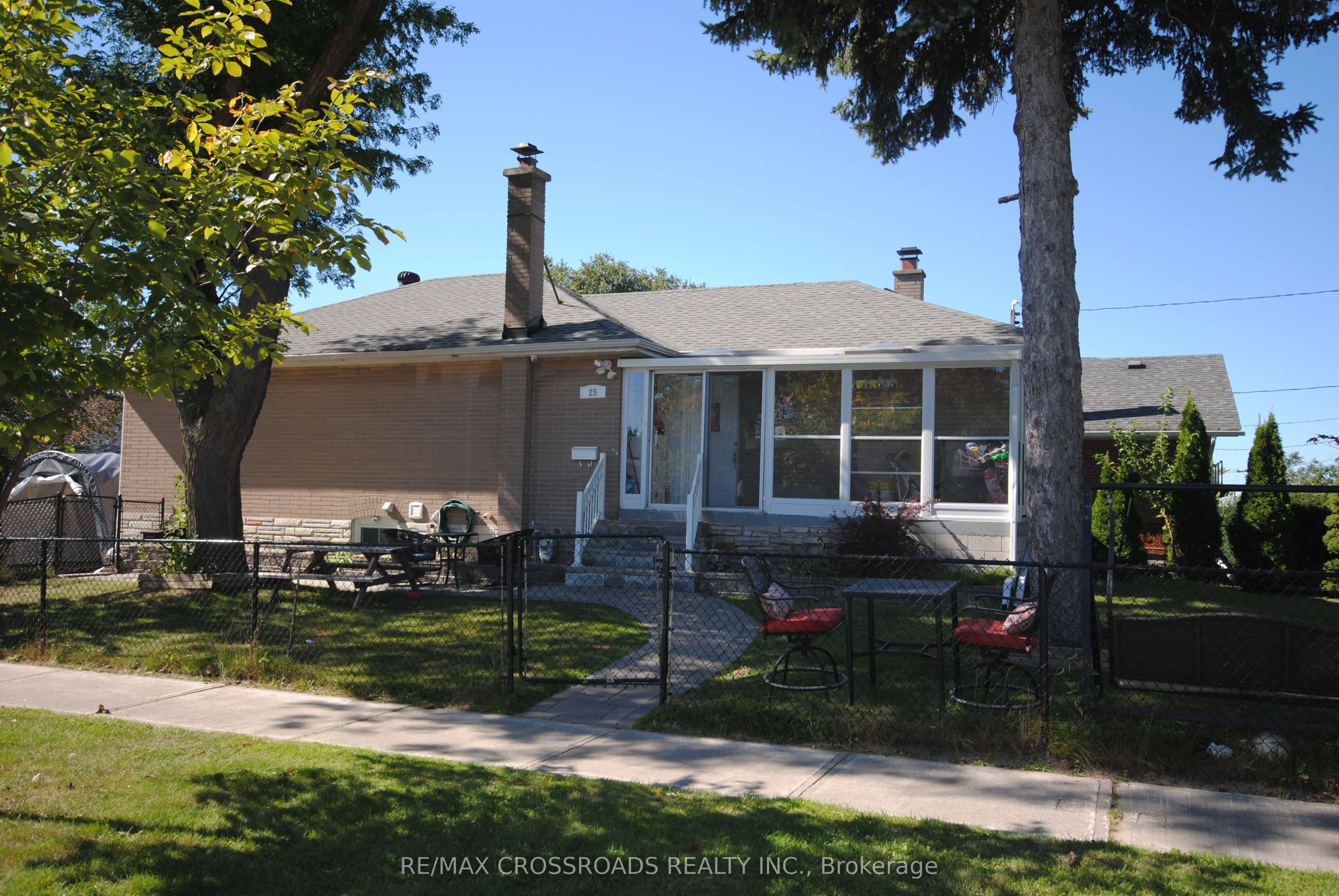 25 Arbutus Crescent, Toronto, ON M1P 1W8