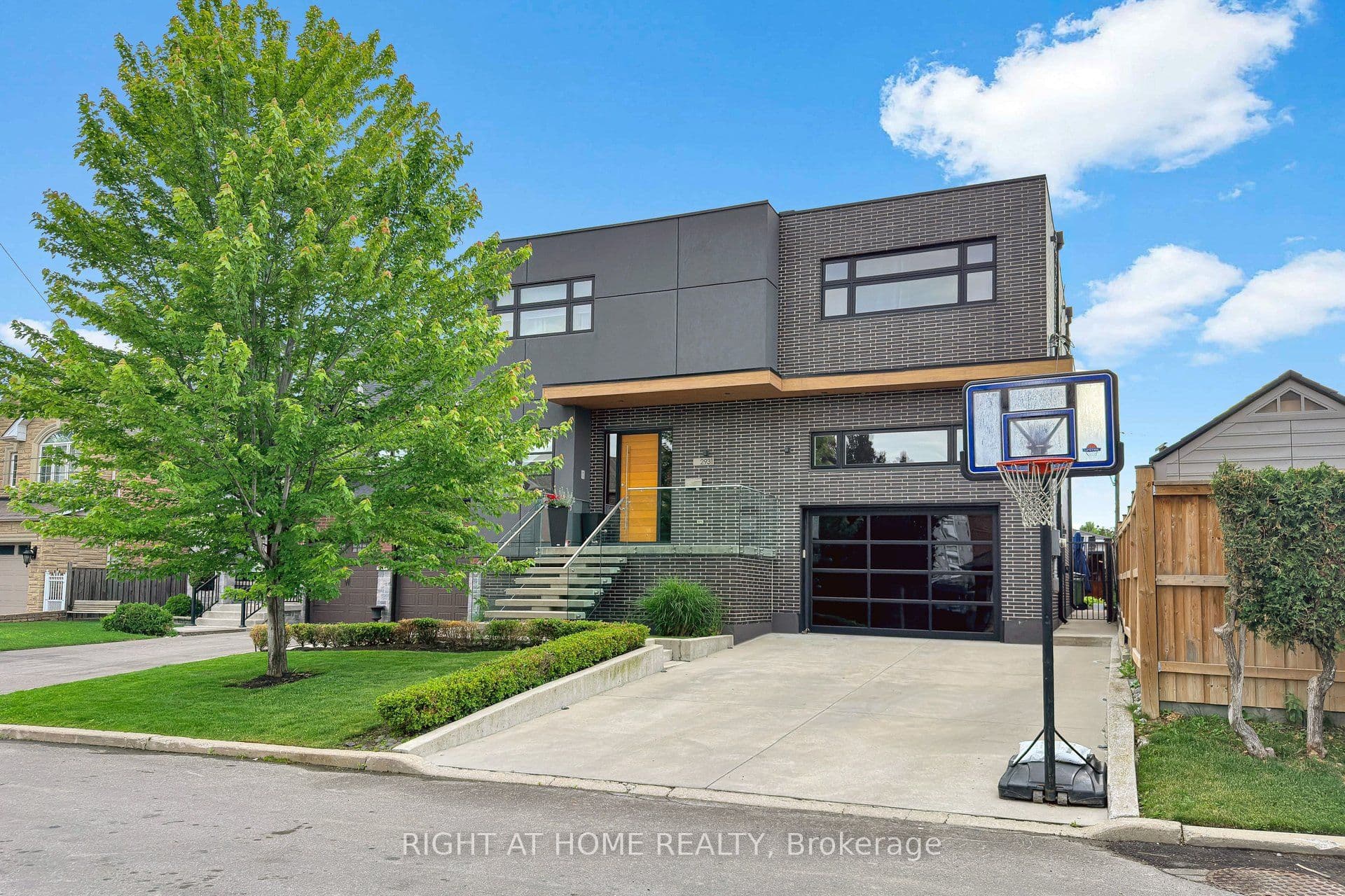 2931 Lansdowne Avenue, Toronto, ON M6B 3X3