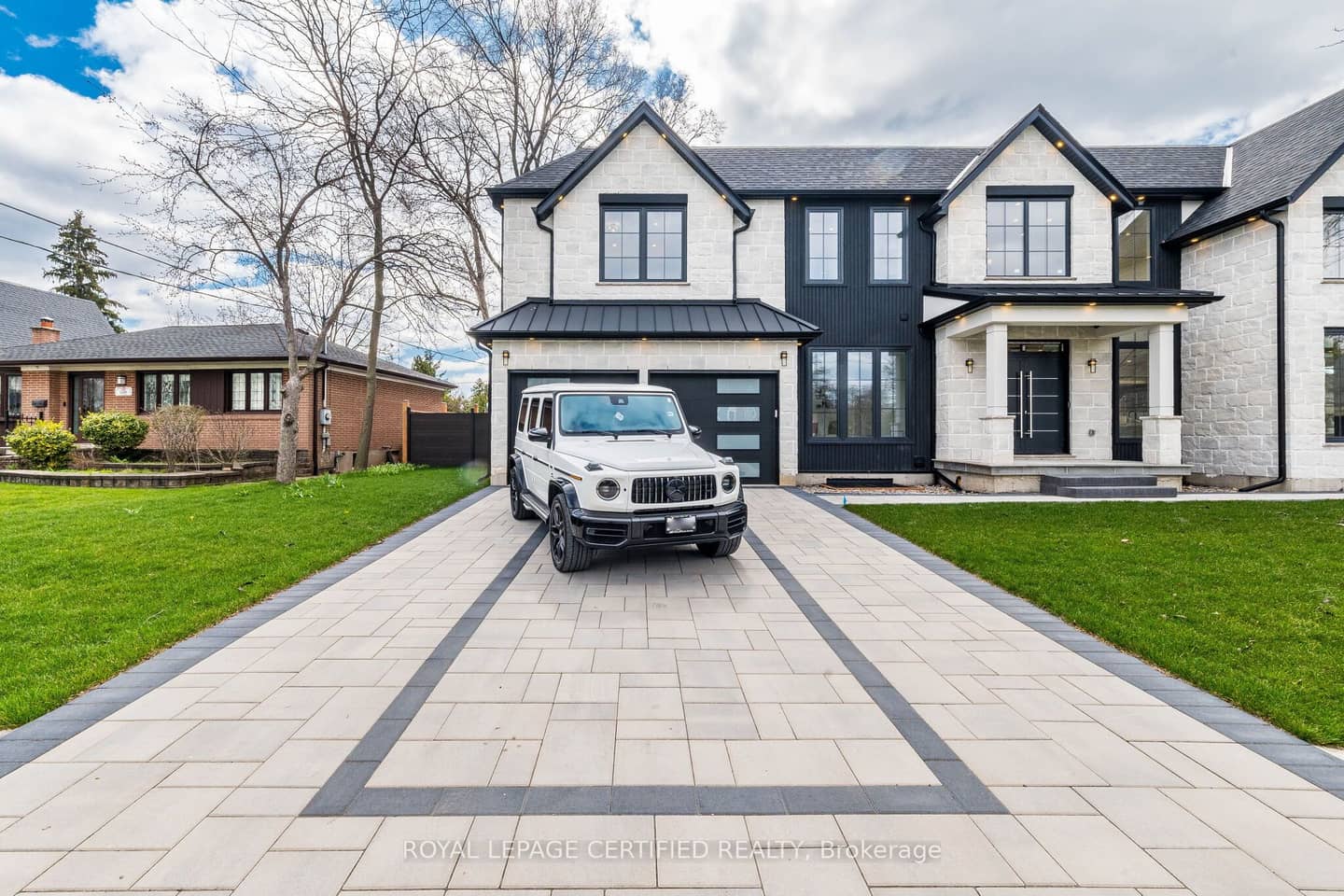 1404 Waverly Avenue SW, Oakville, ON L6L 2S3