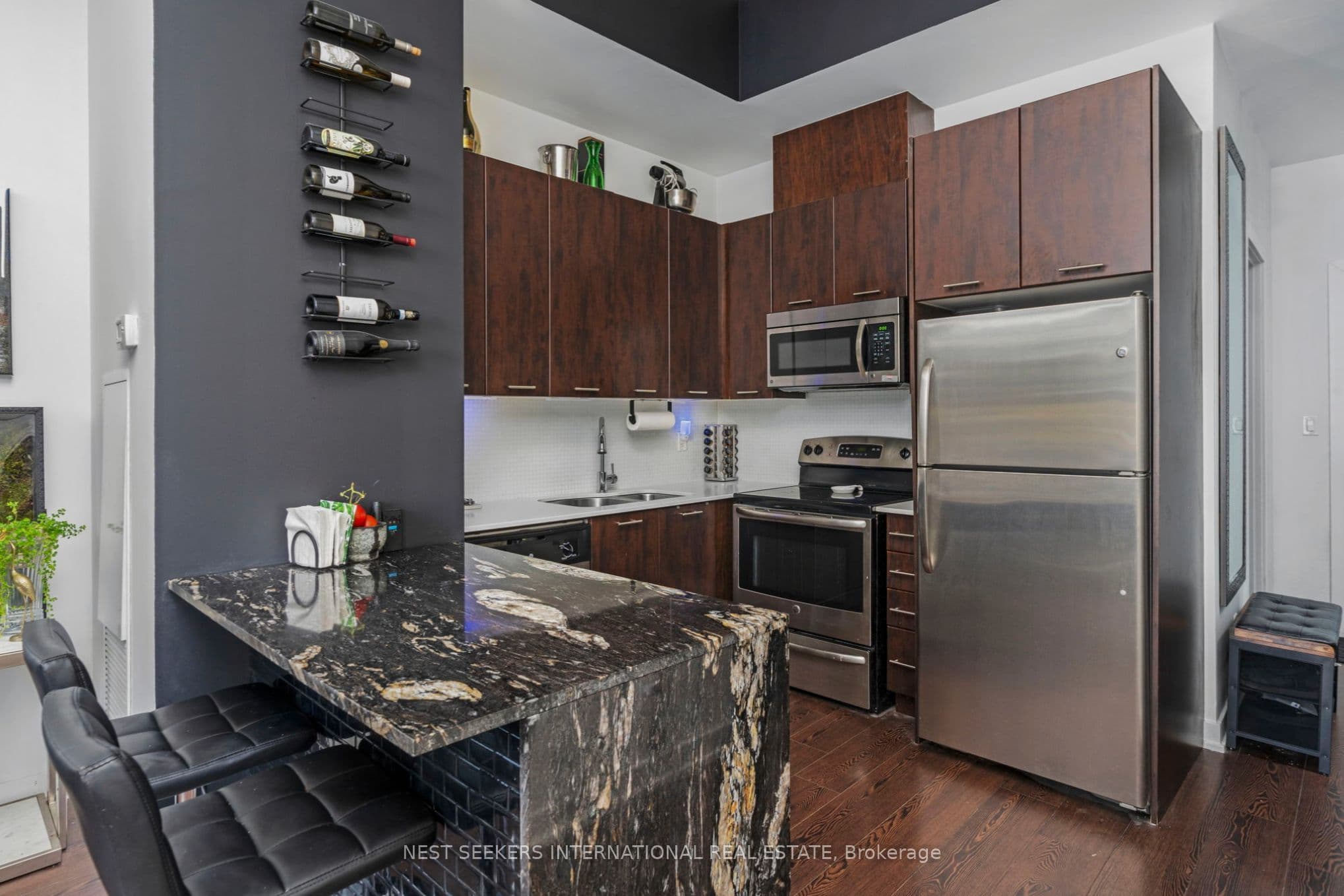 20 Bruyeres Mews 705, Toronto, ON M5V 0G8