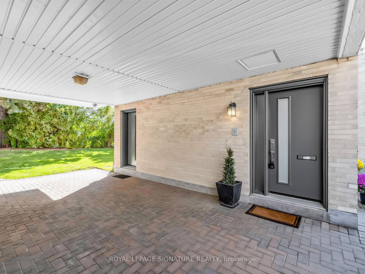 25 Proudbank Millway, Toronto, ON M2L 1P3