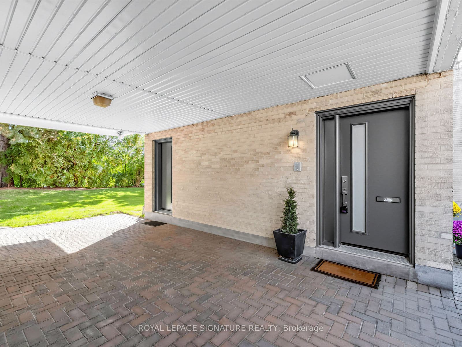 25 Proudbank Millway, Toronto, ON M2L 1P3
