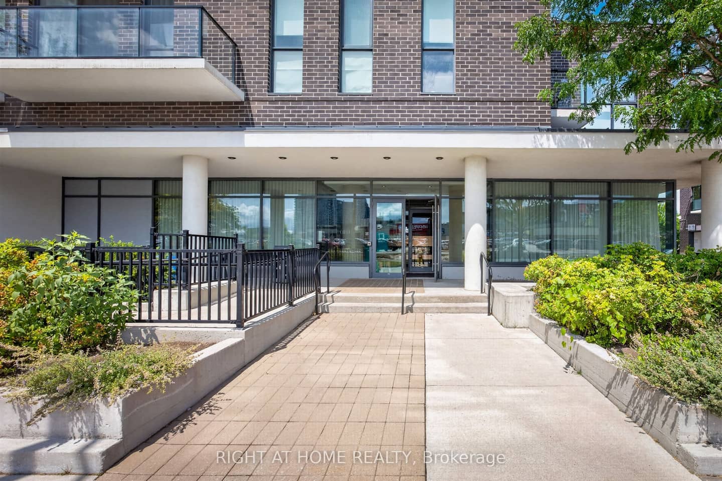 128 Fairview Mall Drive 712, Toronto, ON M2J 0E8