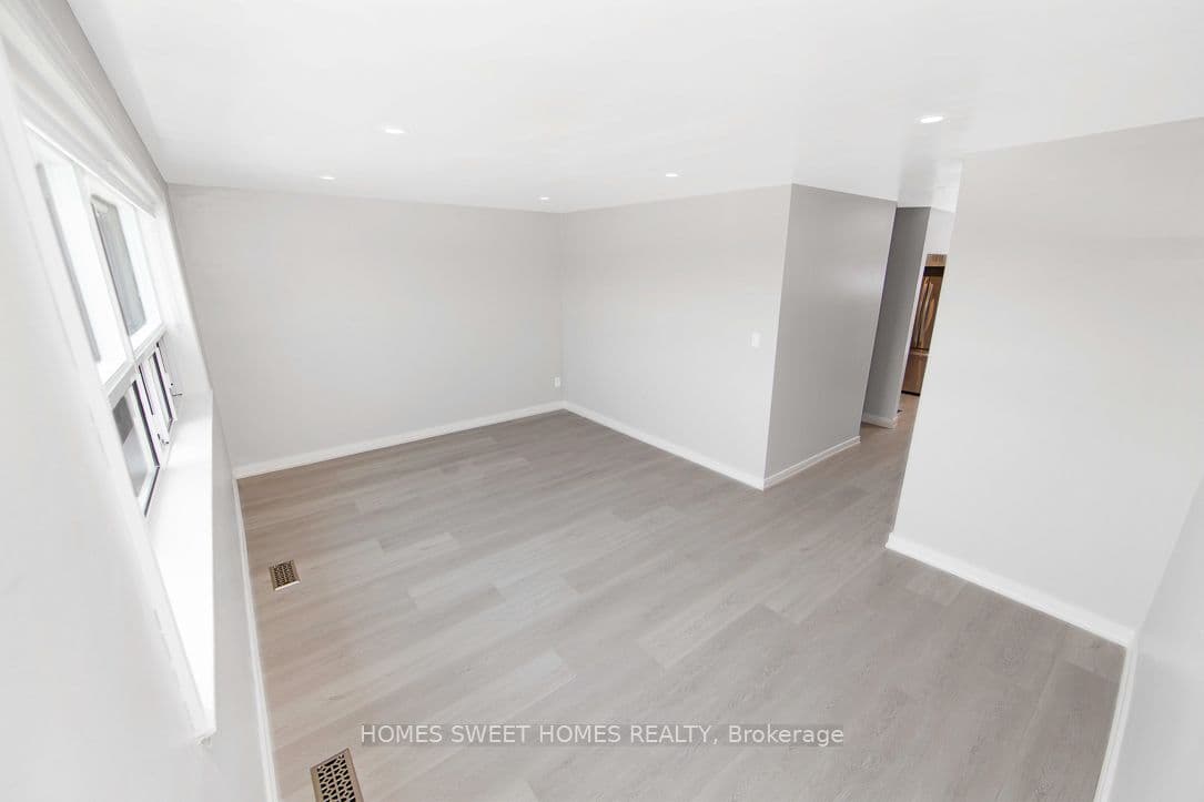 1352 Kennedy Road A, Toronto, ON M1P 2L7