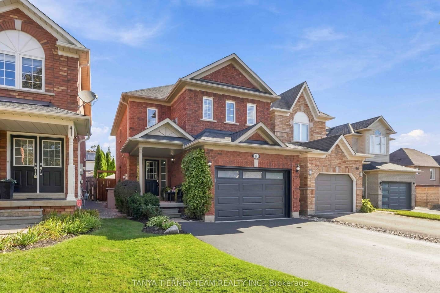 28 Castle Green Drive, Whitby, ON L1R 2P9