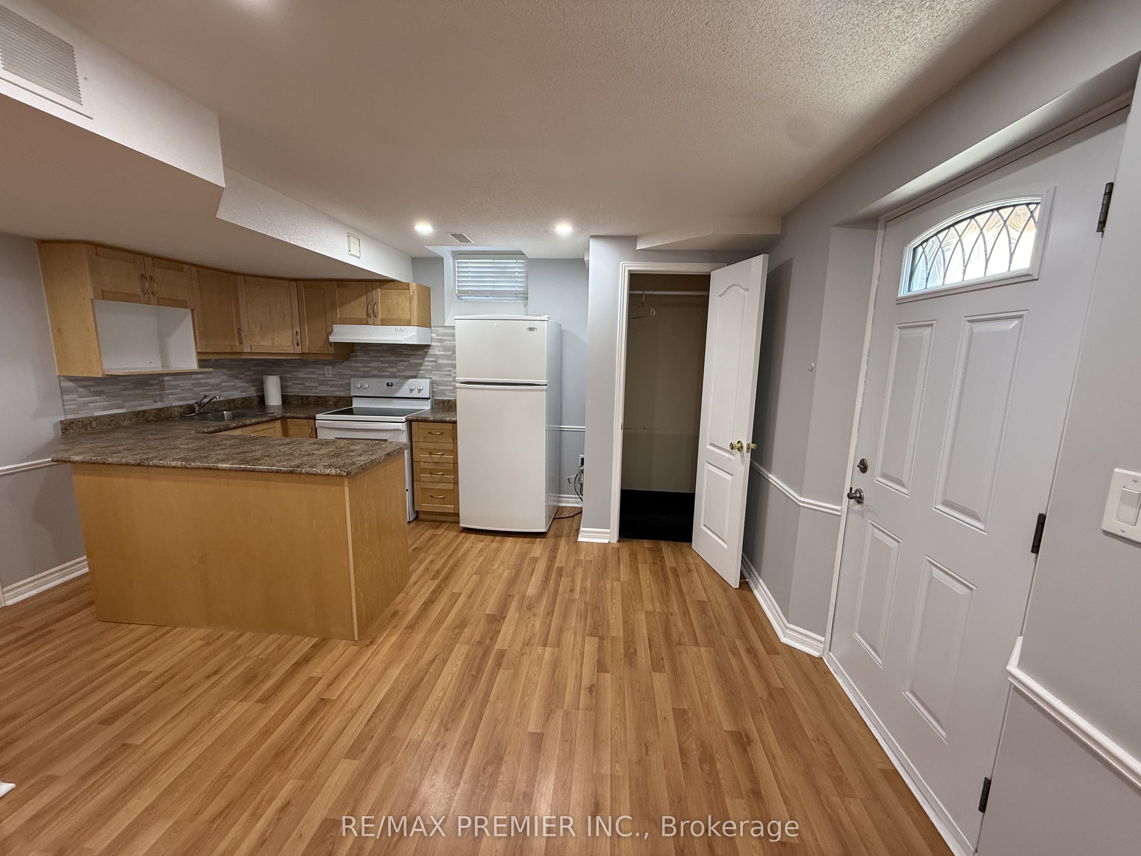 54 Castlepoint Drive LOWER, Vaughan, ON L4H 1B8