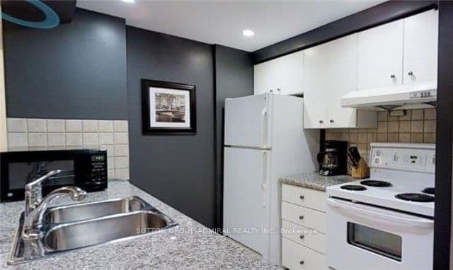 168 Simcoe Street 722, Toronto, ON M5H 4C9