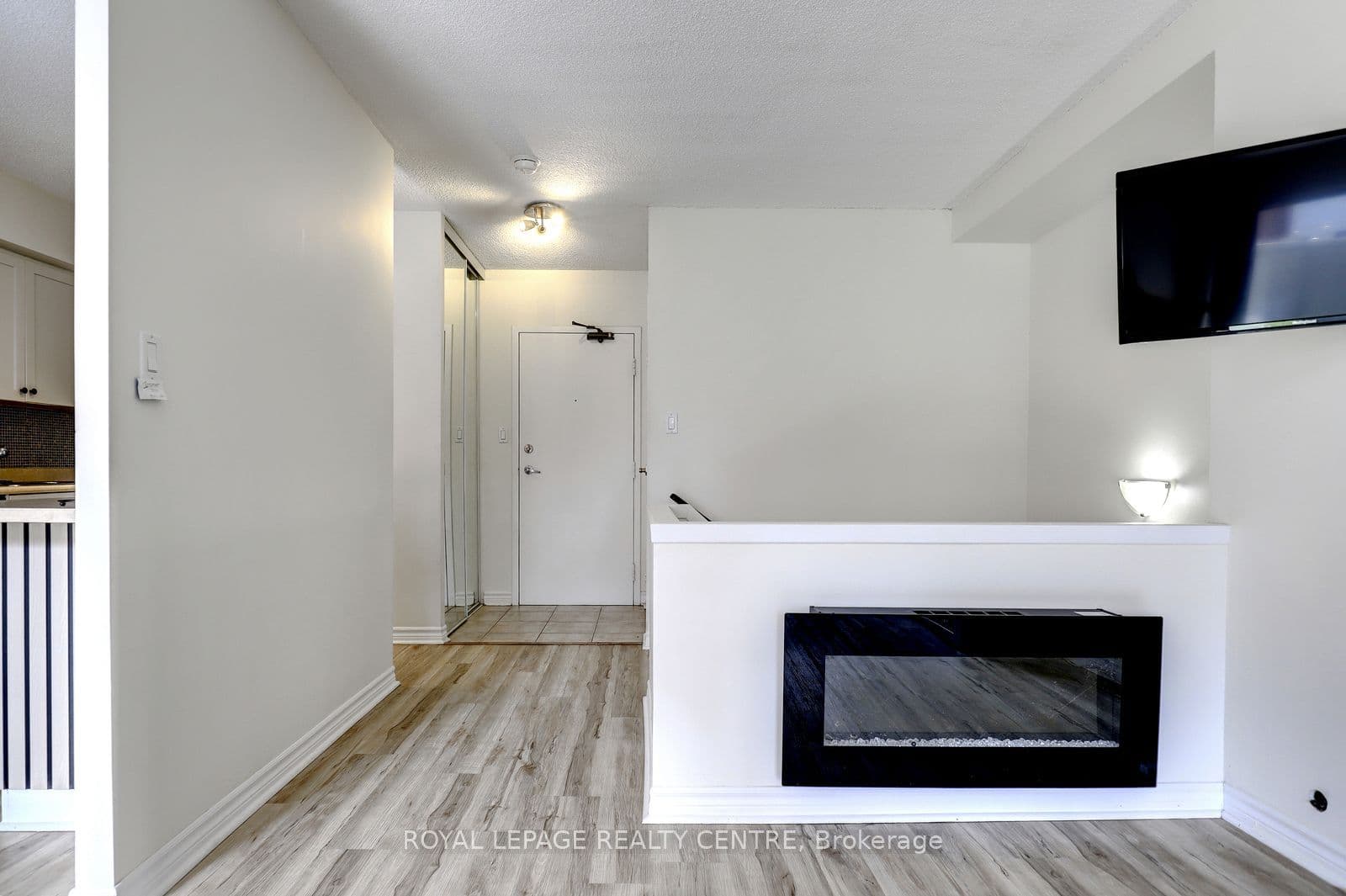 1000 Cedarglen Gate 201, Mississauga, ON L5C 3Z5