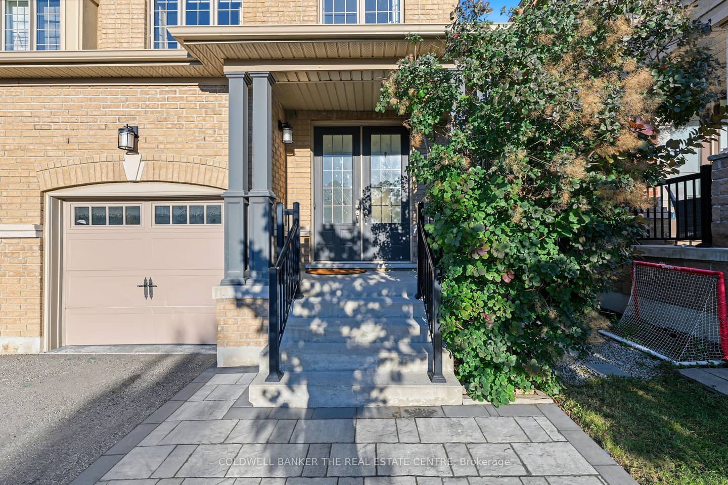 705 Yarfield Crescent, Newmarket, ON L3X 0H4