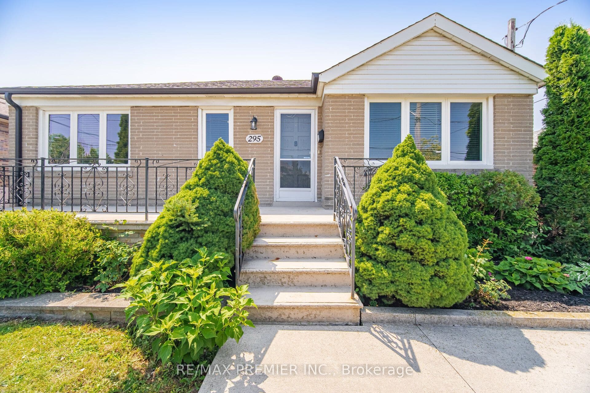 295 Falstaff Avenue, Toronto, ON M6L 2G4