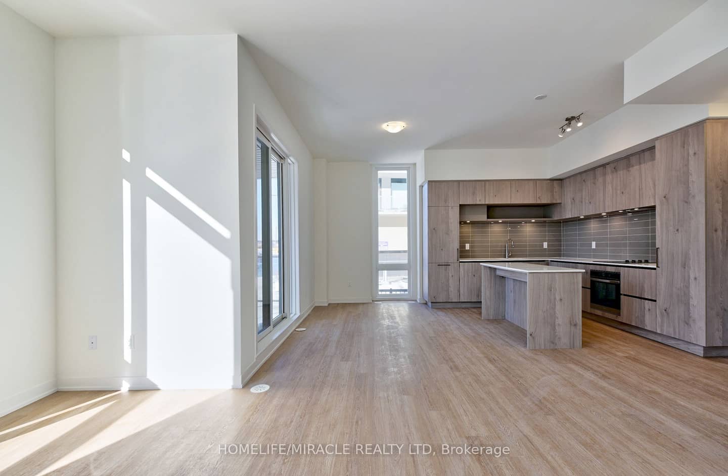 14 David Eyer Road 1017, Richmond Hill, ON L4S 0N5