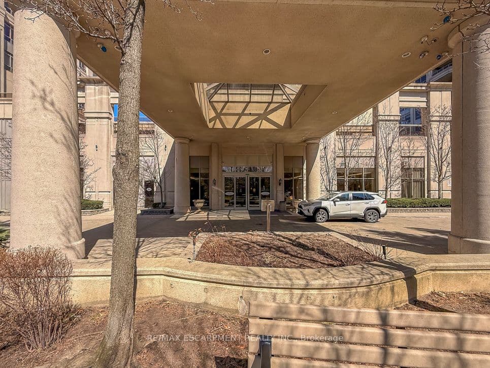 35 Kingsbridge Garden Circle 2706, Mississauga, ON L5R 3Z3
