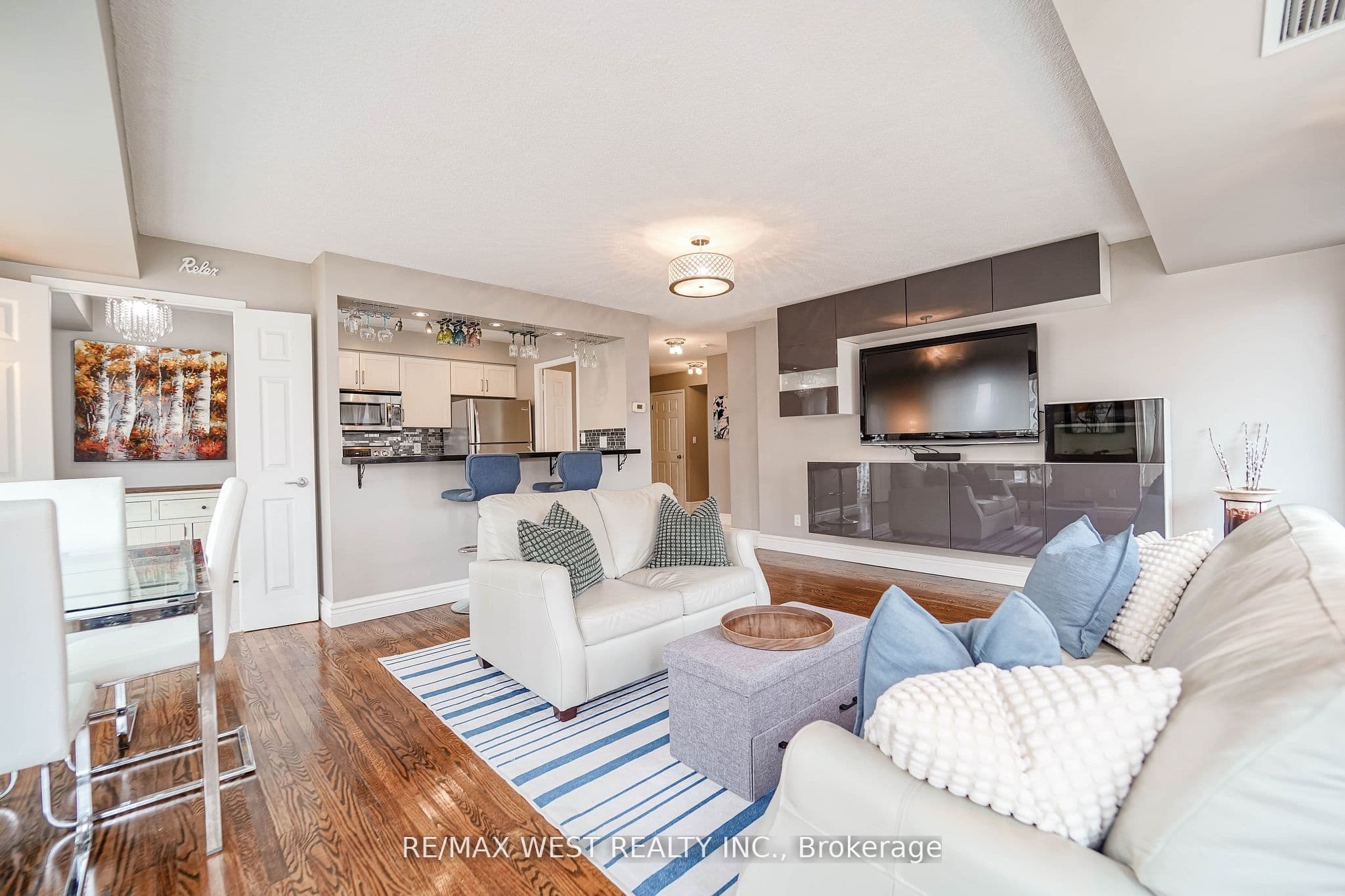 190 Manitoba Street 309, Toronto, ON M8Y 3Y8