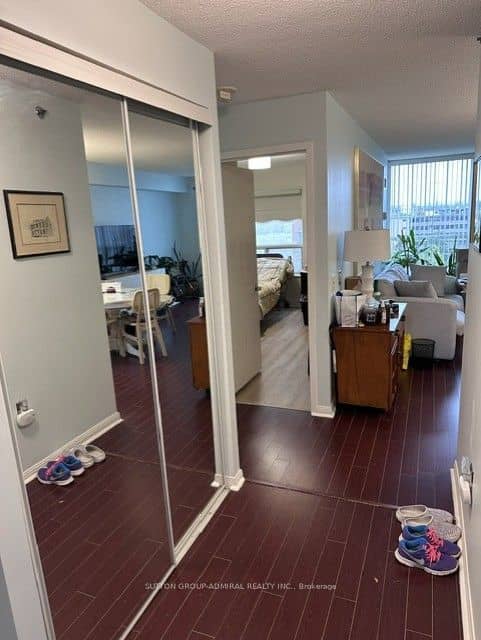 2 Neptune Drive 809, Toronto, ON M6A 3E6