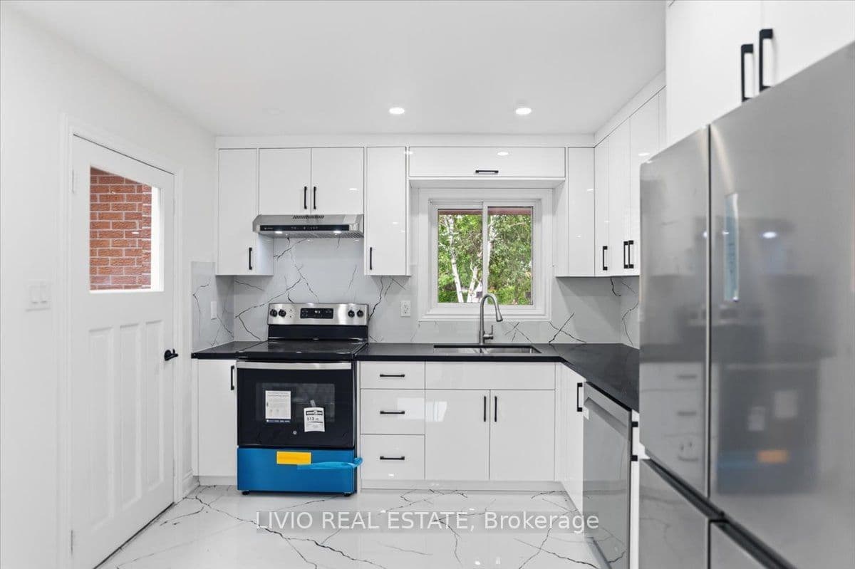 4002 Brandon Gate Drive, Mississauga, ON L4T 3N4