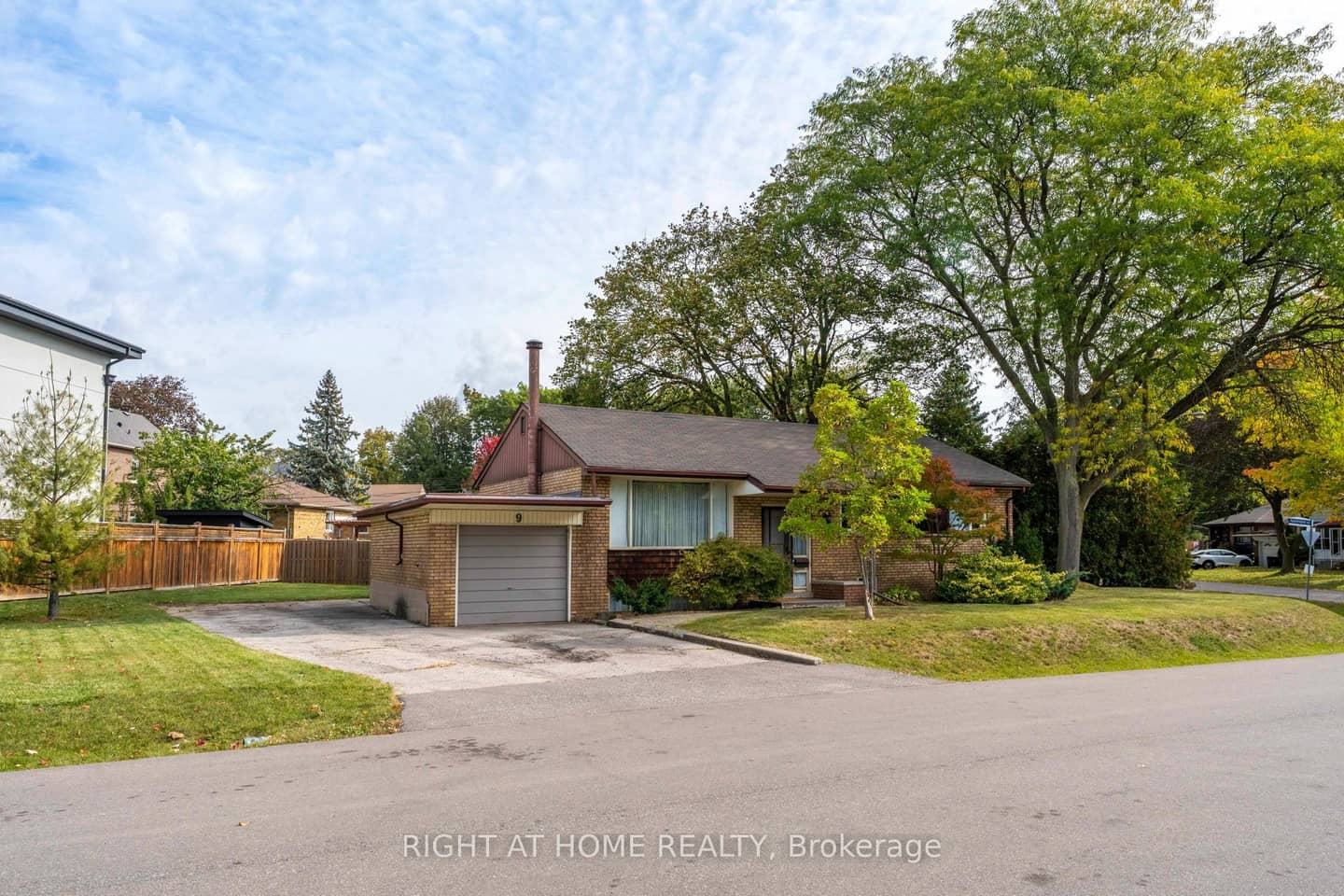 9 Appledale Road, Toronto, ON M9B 5G5