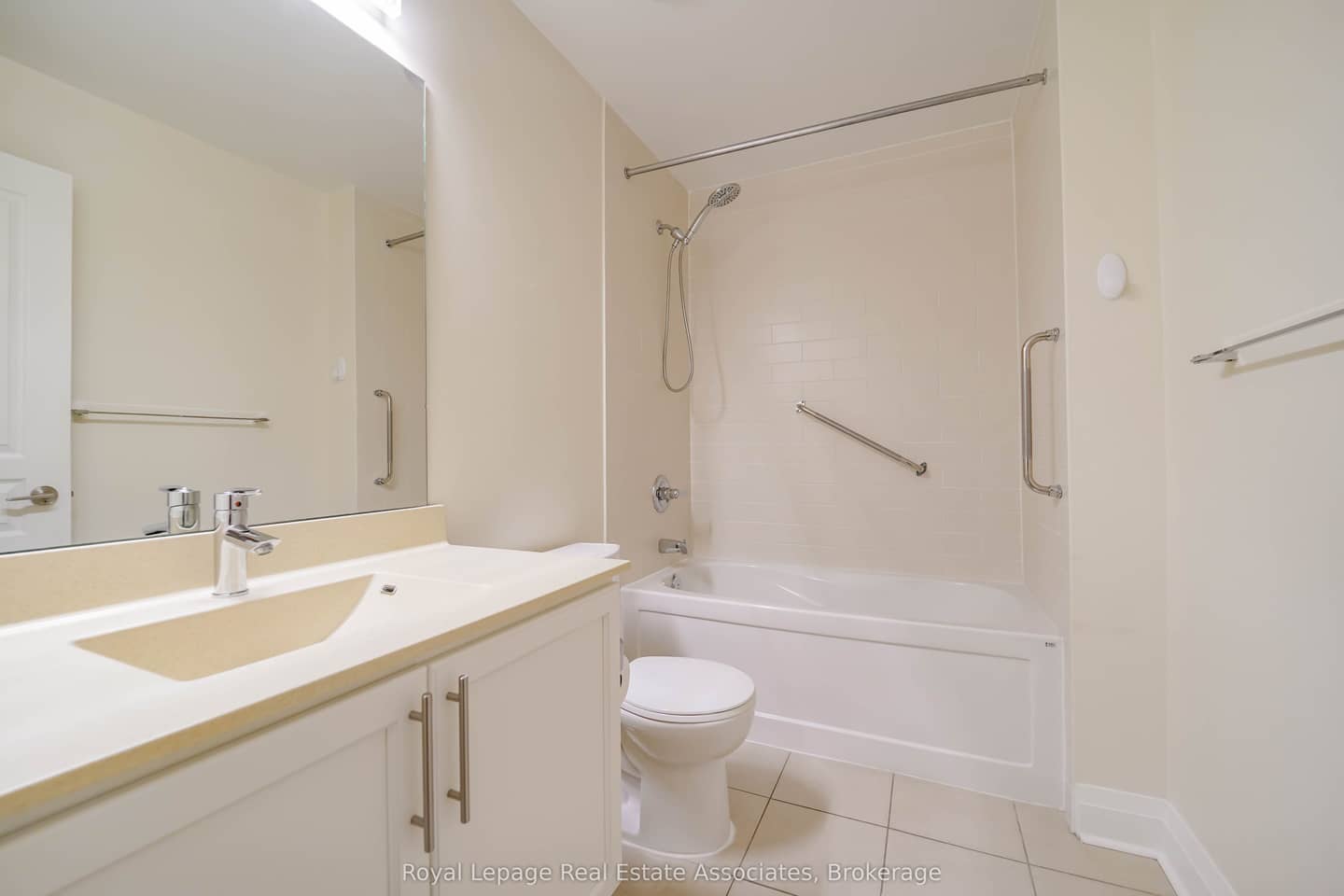 1 Hurontario Street 308, Mississauga, ON L5G 0A3