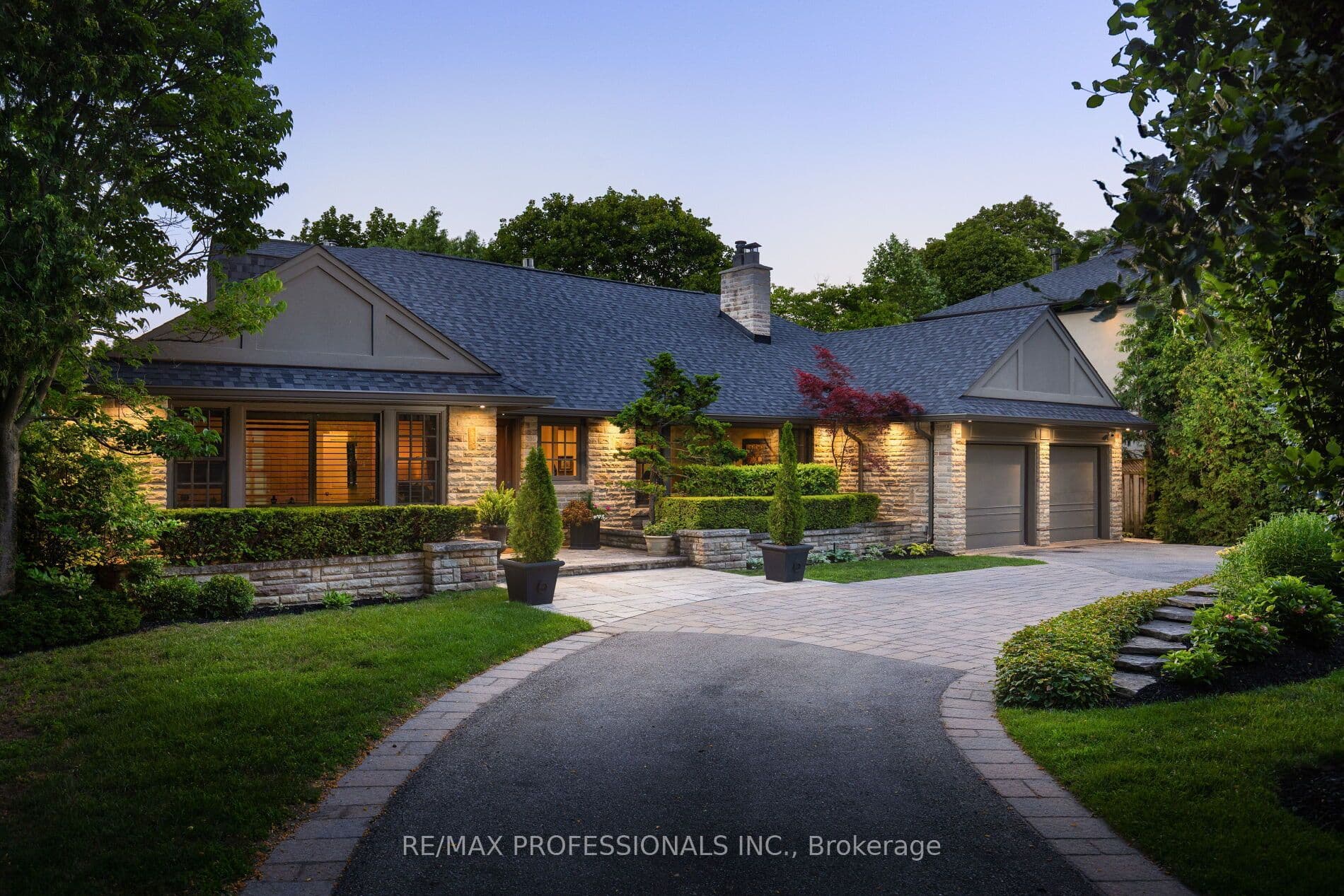19 The Kingsway, Toronto, ON M8X 2S9