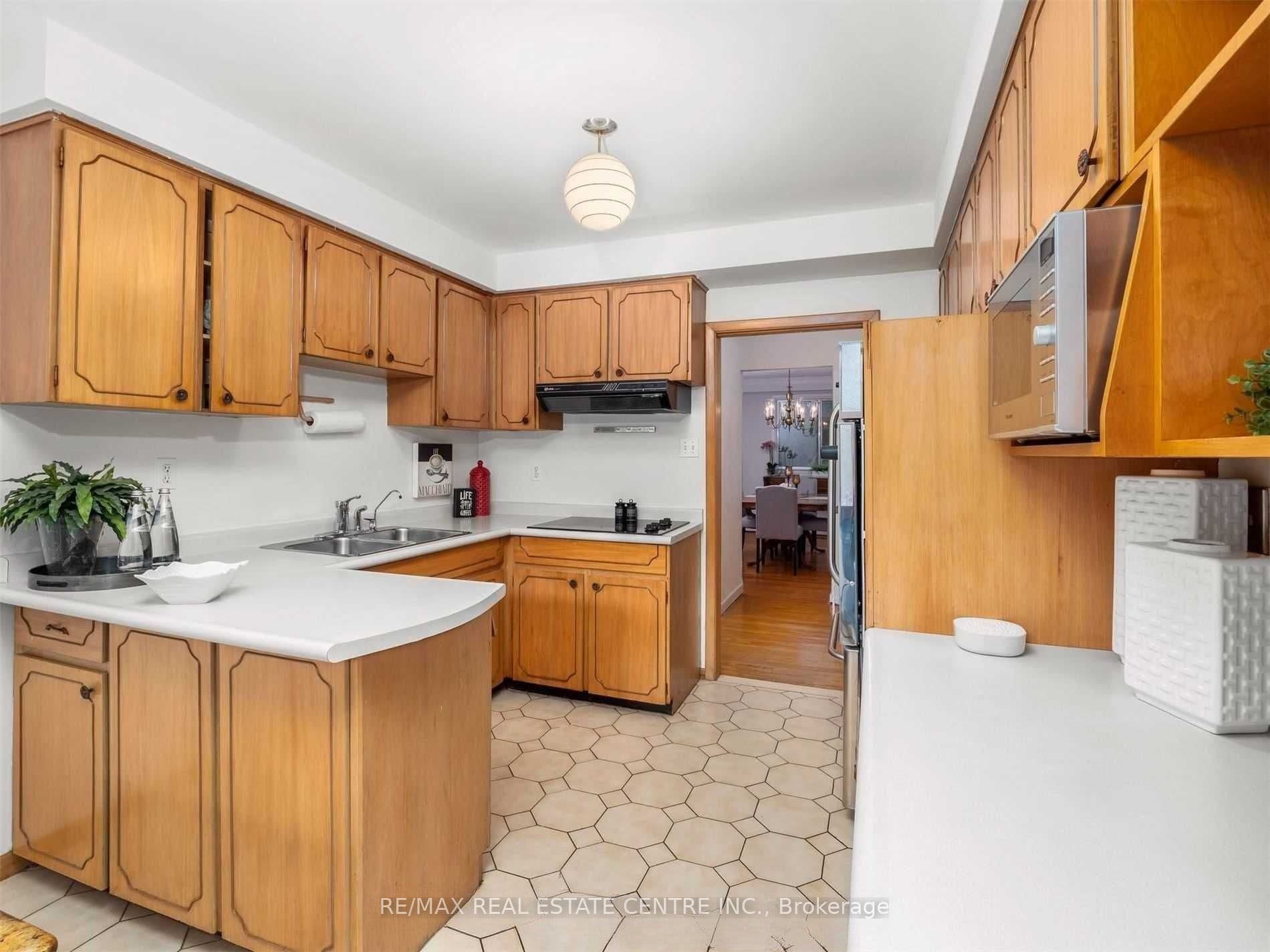3574 Golden Orchard Drive, Mississauga, ON L4Y 3H8