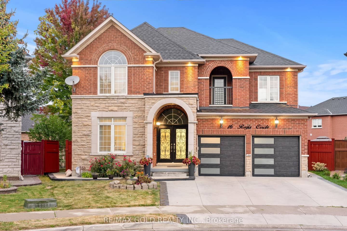 16 Regis Circle, Brampton, ON L6P 1Y8