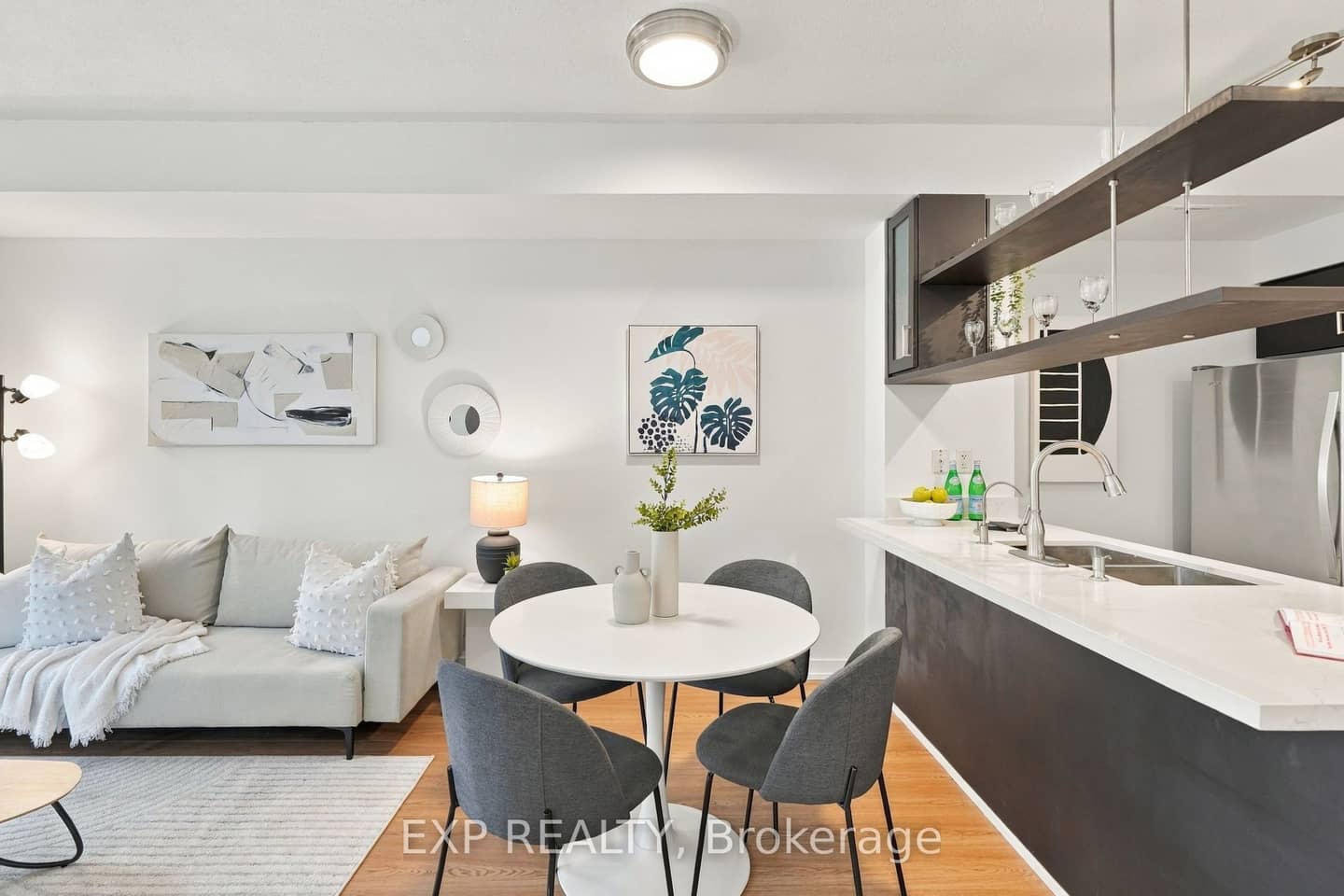 9 Spadina Avenue 301, Toronto, ON M5V 3V5