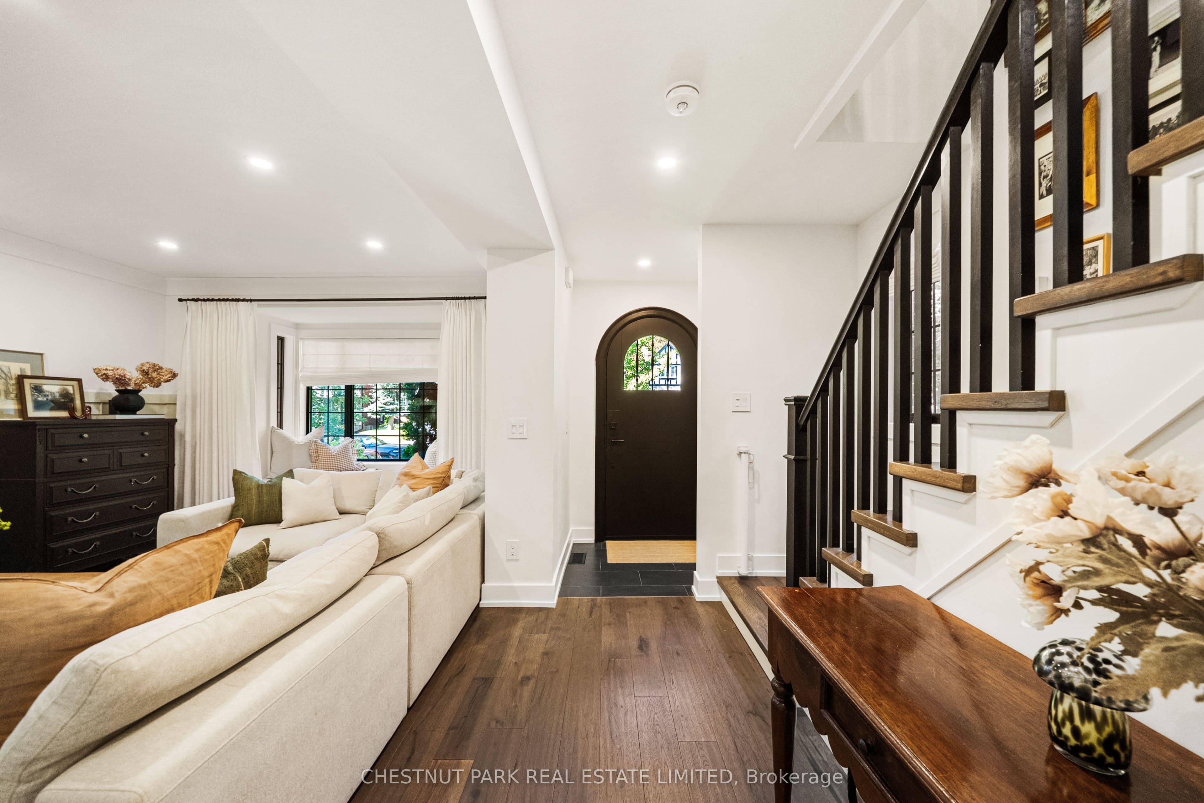 283 South Kingsway, Toronto, ON M6S 3V3
