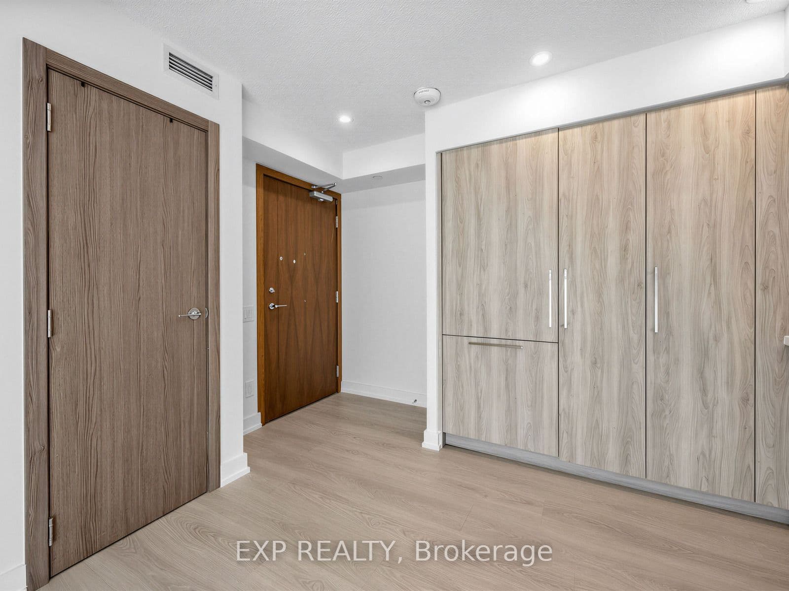 19 Bathurst Street 611, Toronto, ON M5V 0N2