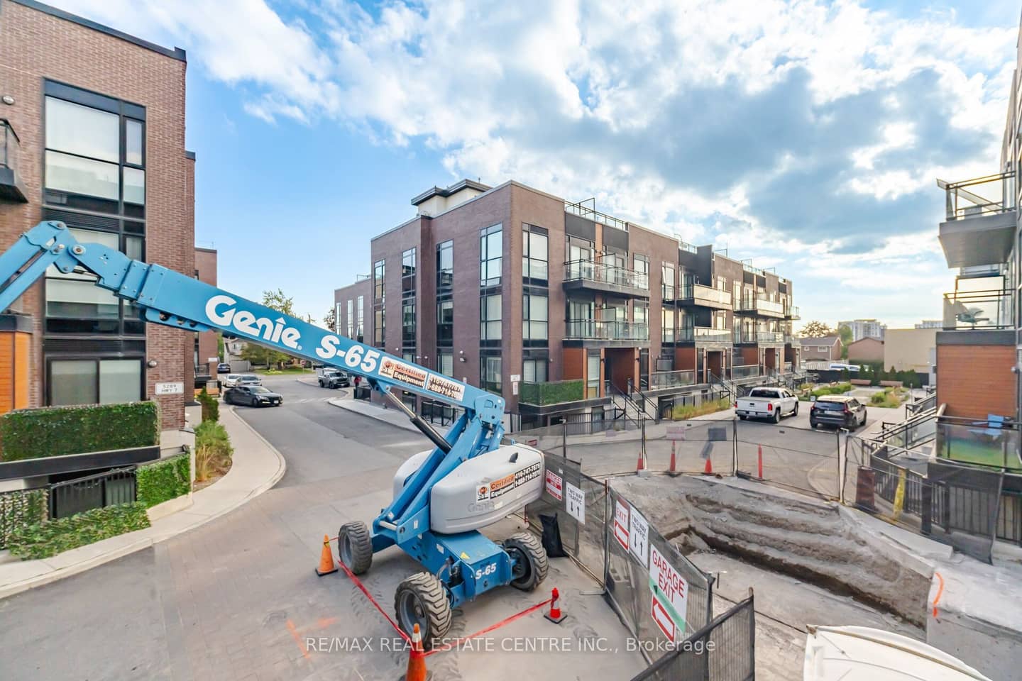 5279 Highway 7 1402, Vaughan, ON L4L 0J1