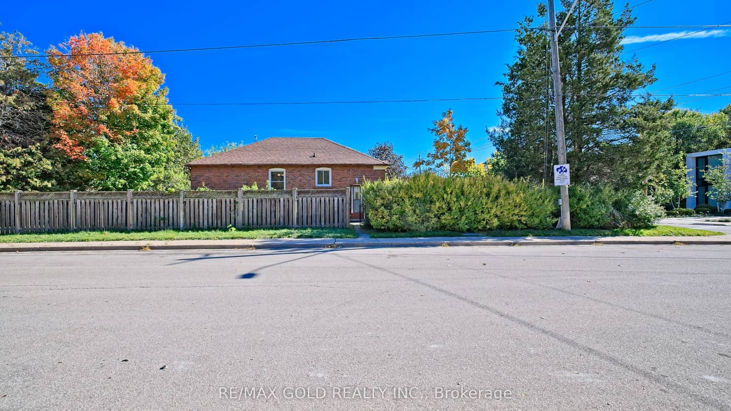 11 Pine Avenue N, Mississauga, ON L5H 2P7