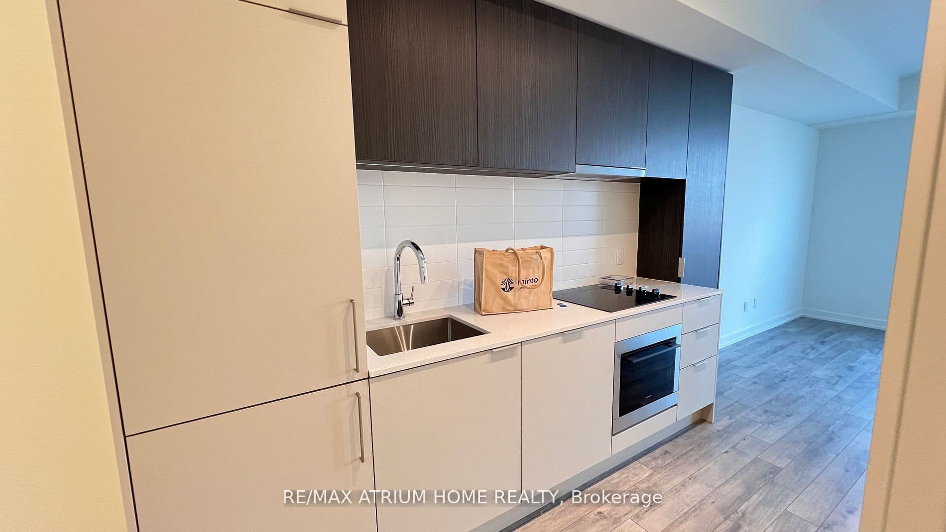 89 Church Street 4705, Toronto, ON M5C 0B7