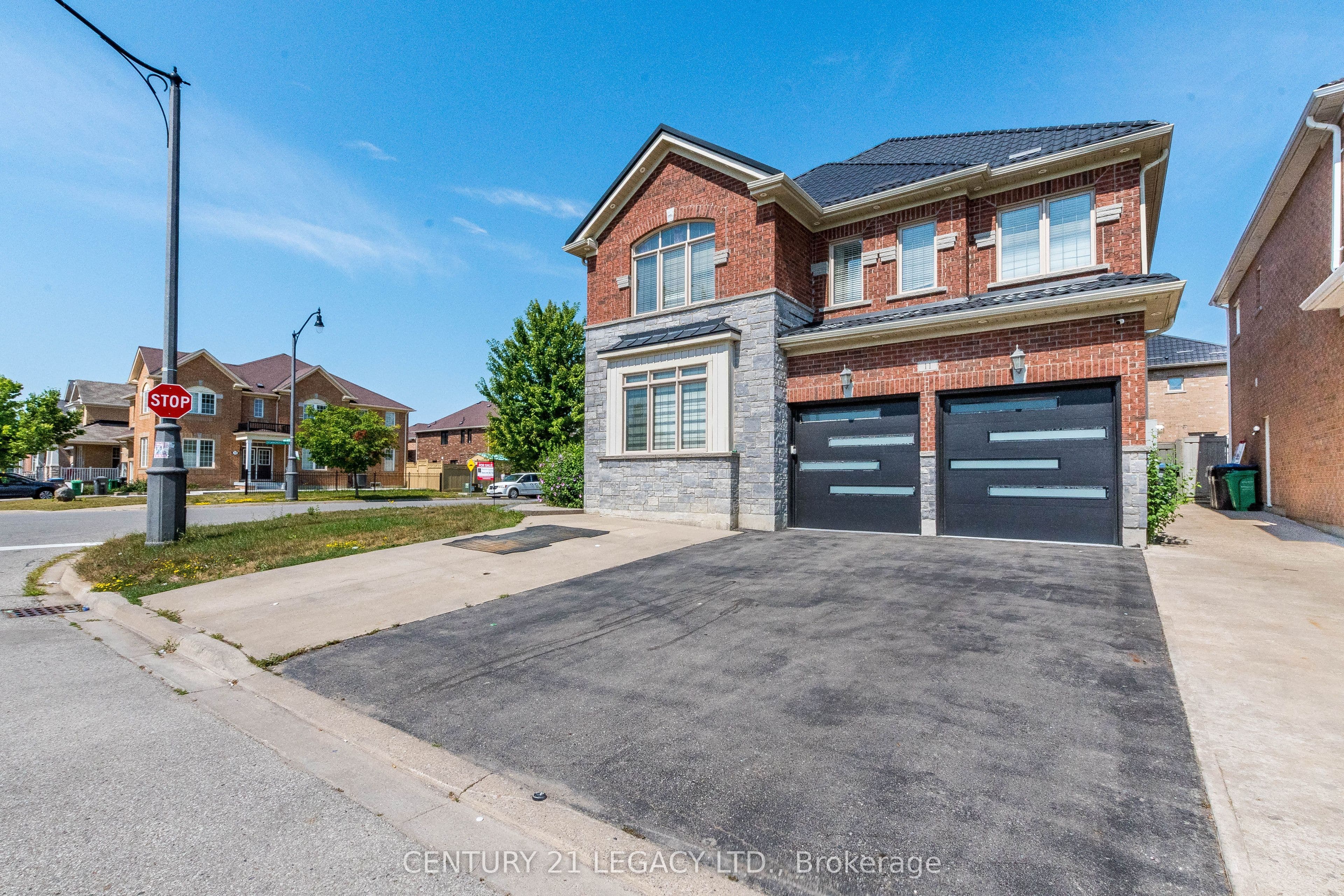 11 DRUMMONDVILLE Drive, Brampton, ON L6P 3M6