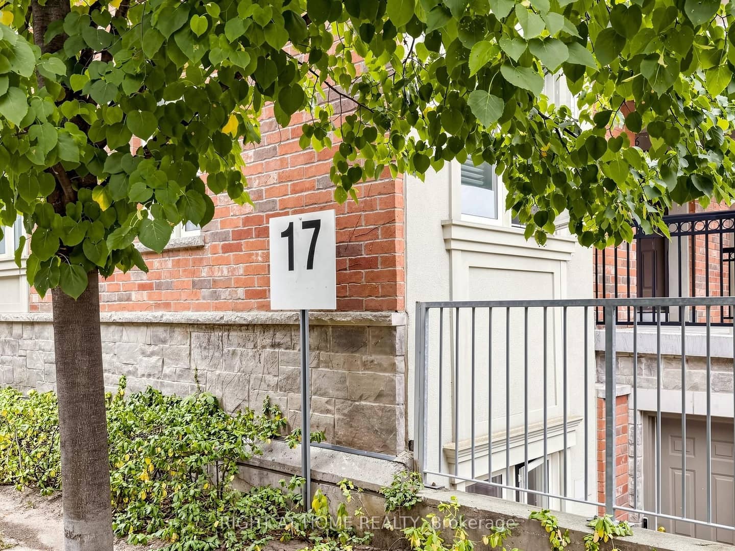 17 Coneflower Crescent 108, Toronto, ON M2R 0A5