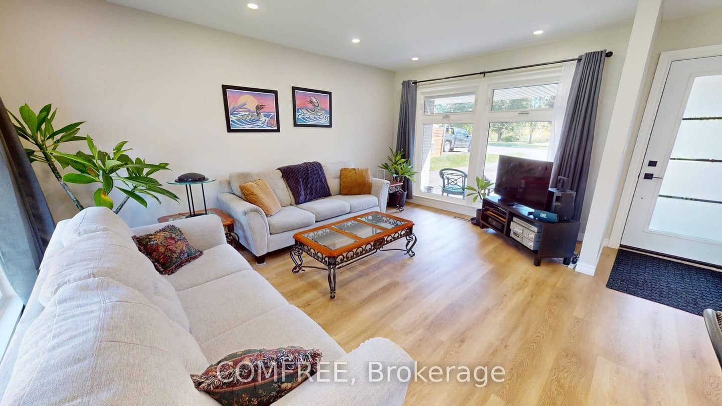 73 Elizabeth Drive, Halton Hills, ON L7J 1B4