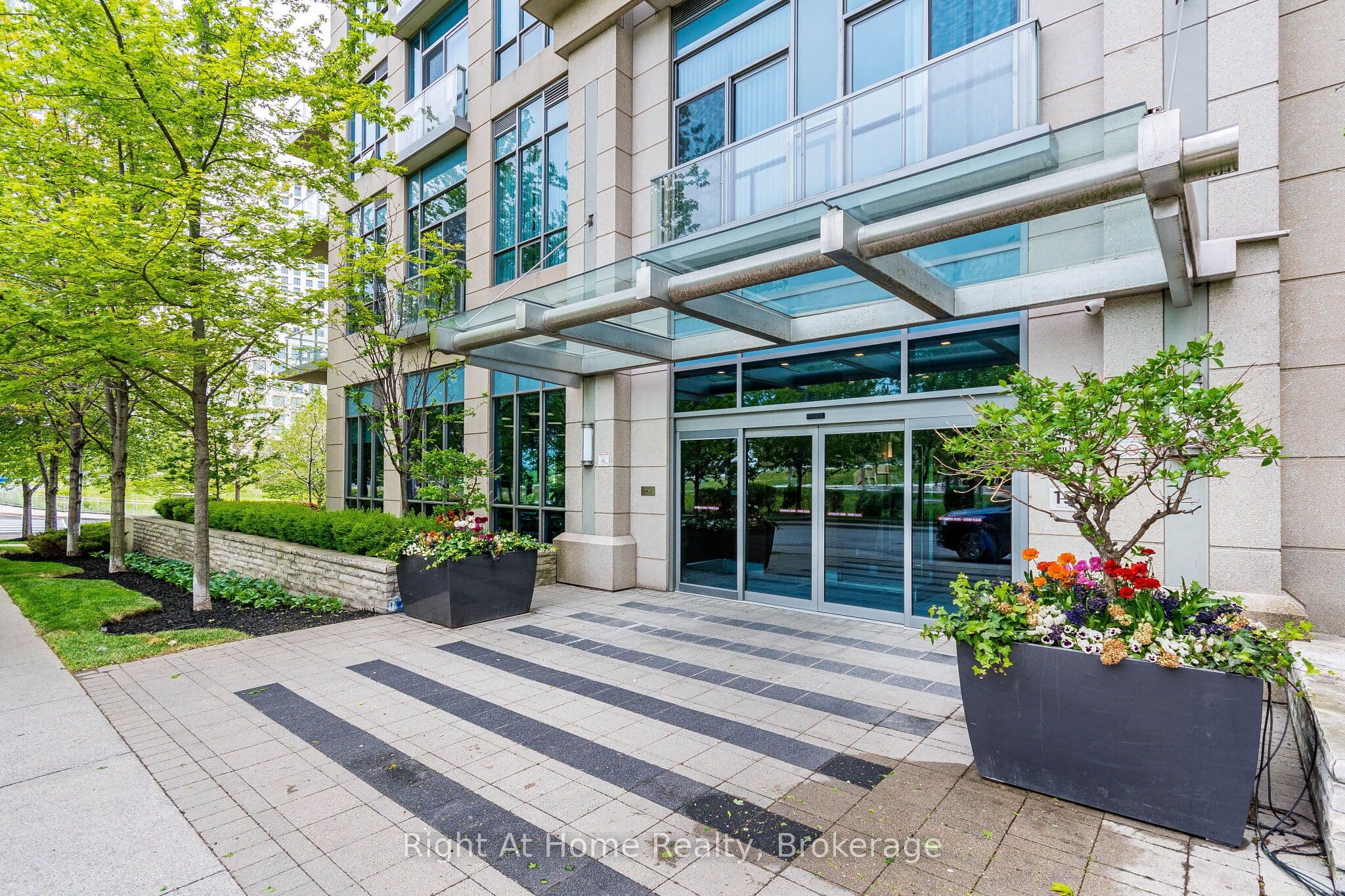 15 Viking Lane 1303, Toronto, ON M9B 0A4