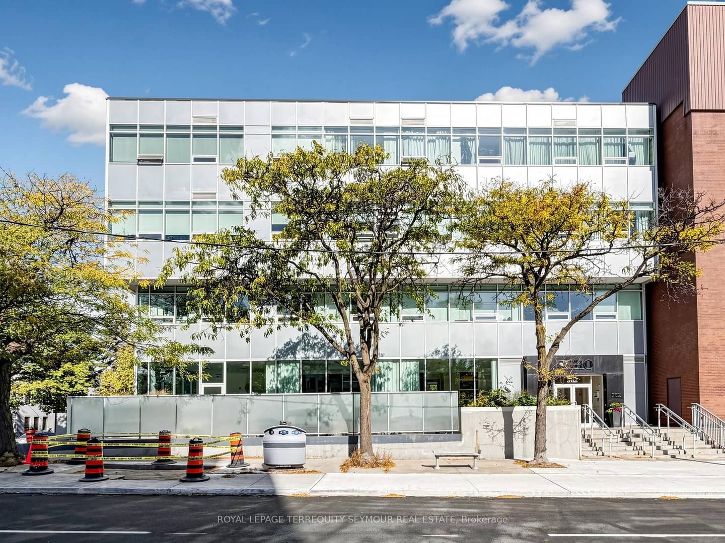 562 Eglinton Avenue E 401, Toronto, ON M4P 1P1