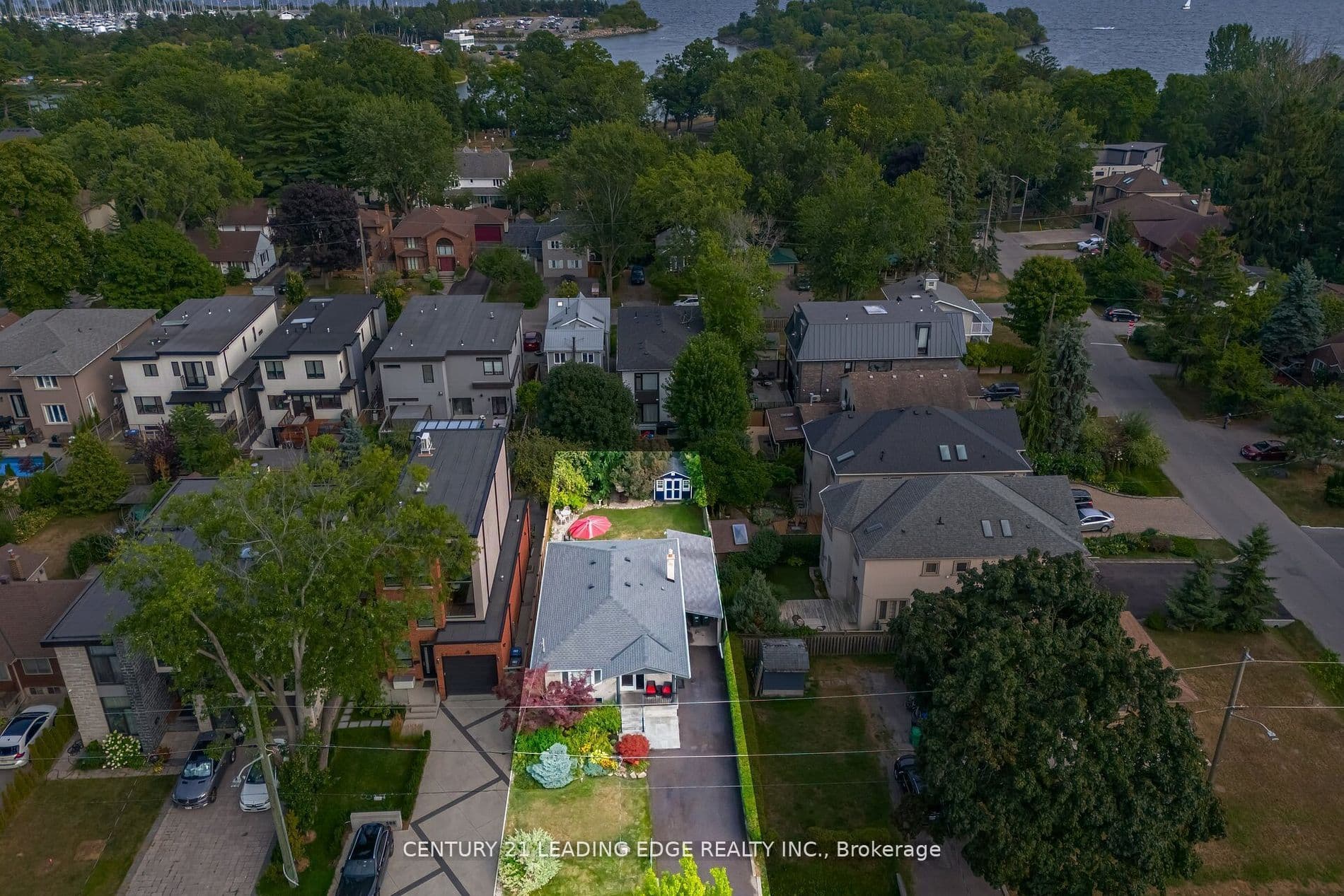 586 Curzon Avenue, Mississauga, ON L5G 1P9