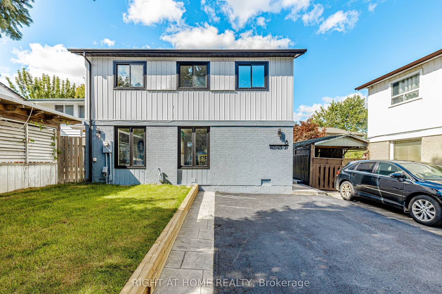 8 Hazelglen Court, Brampton, ON L6S 1N7