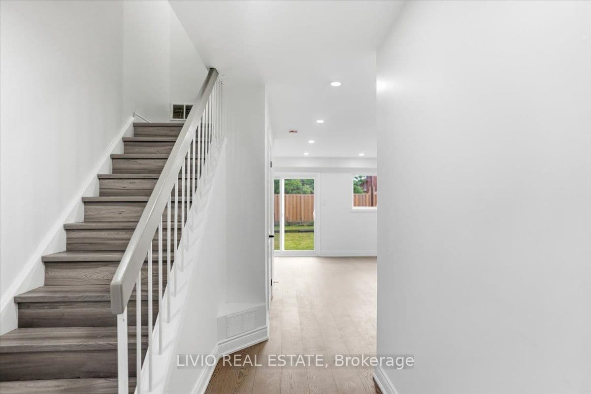 4002 Brandon Gate Drive, Mississauga, ON L4T 3N4