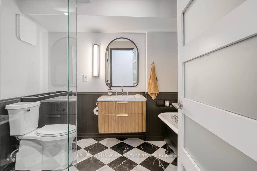 394 Euclid Avenue 201, Toronto, ON M6G 2S9