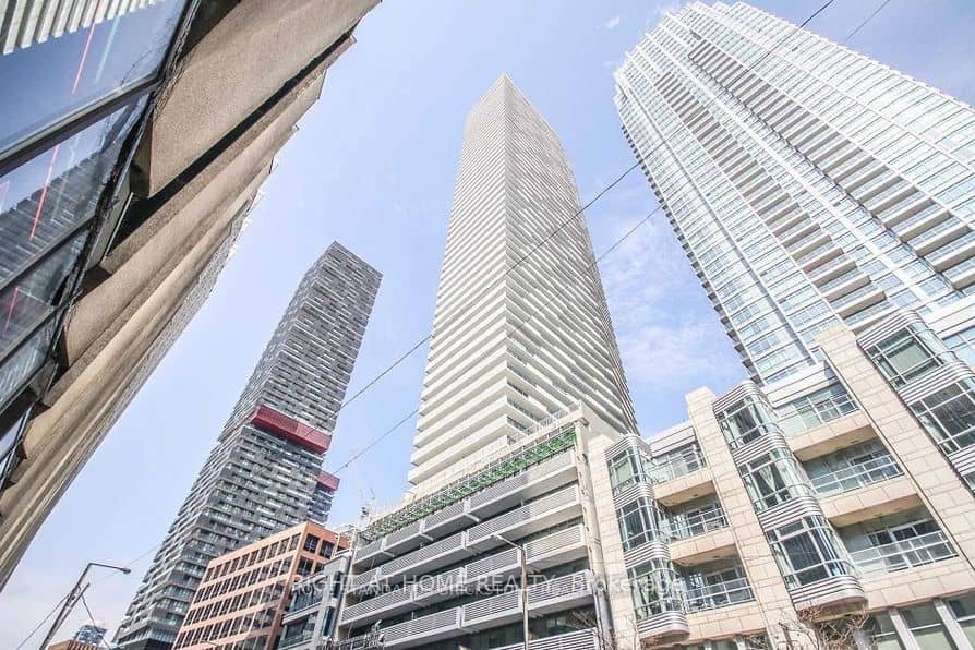 2221 Yonge Street 1205, Toronto, ON M4S 2B4