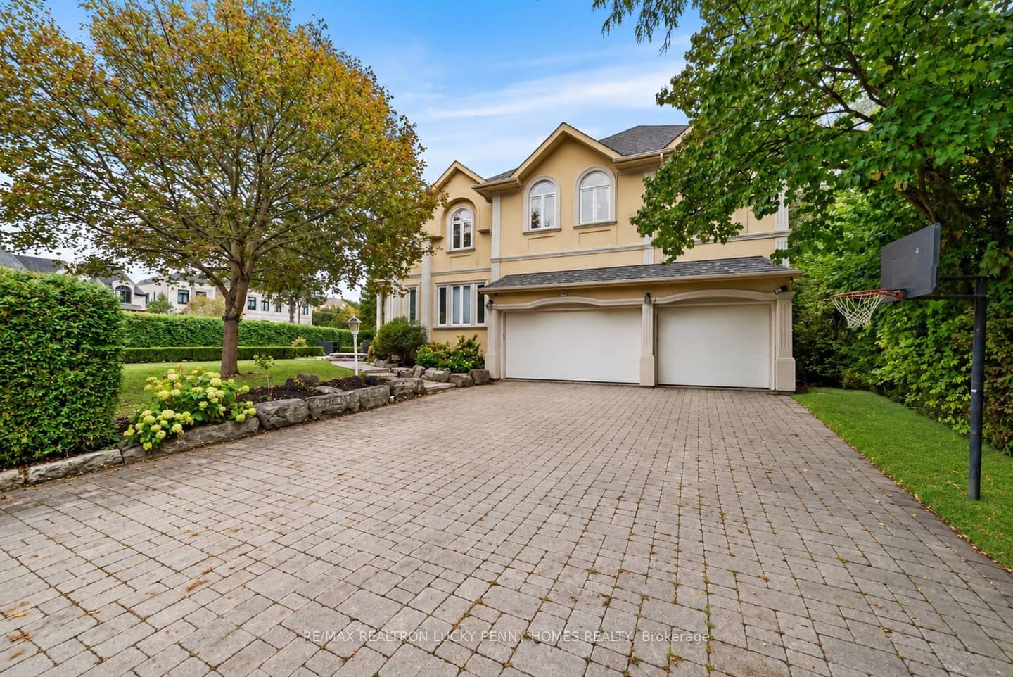 18 Donna Mae Crescent, Vaughan, ON L4J 1Z8
