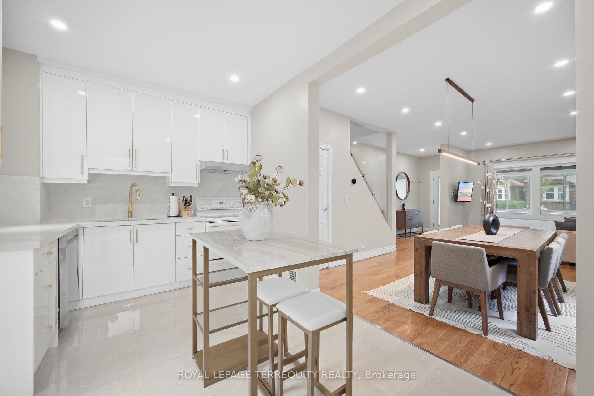 350 Lumsden Avenue, Toronto, ON M4C 2L3
