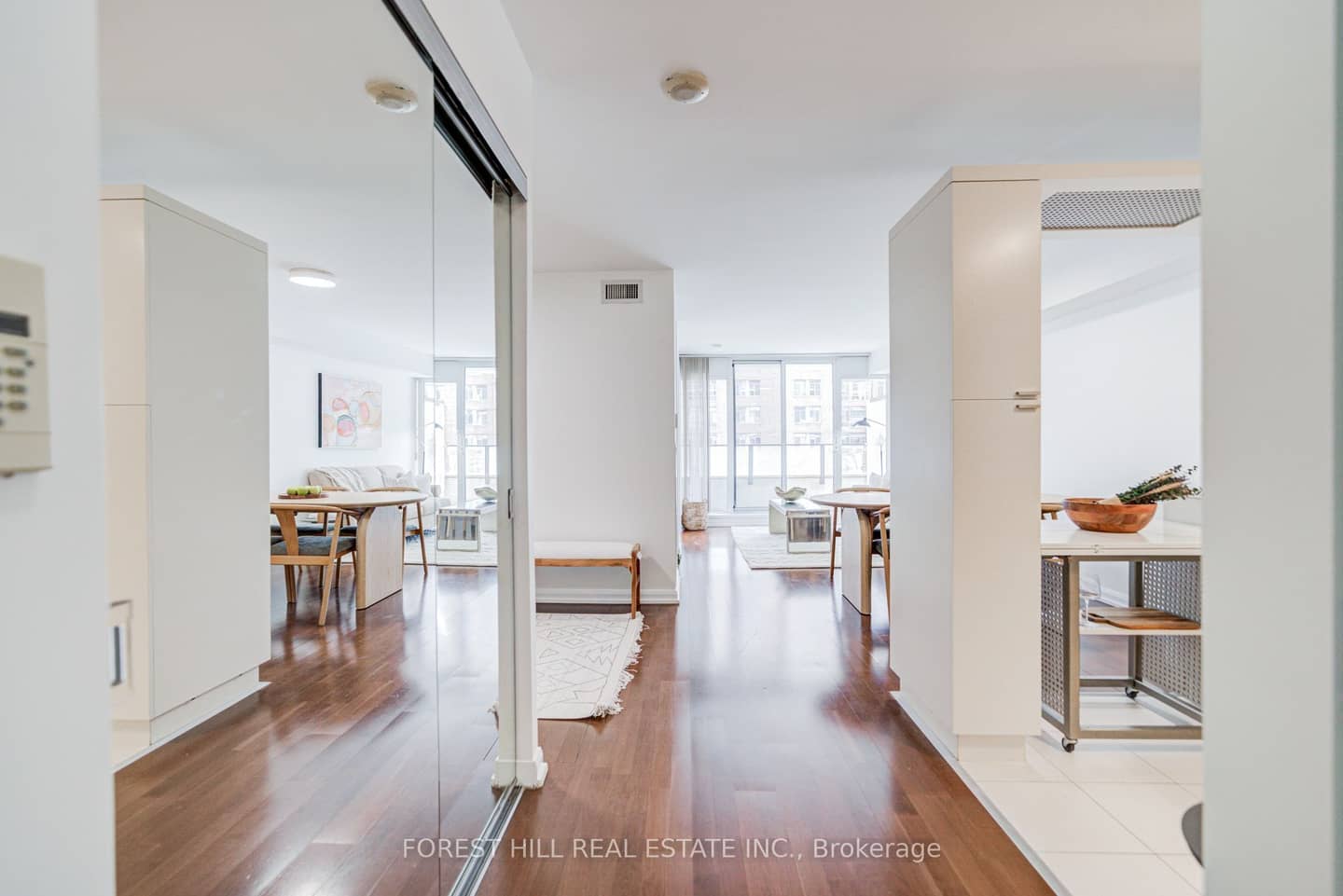 111 Elizabeth Street 917, Toronto, ON M5G 1P7
